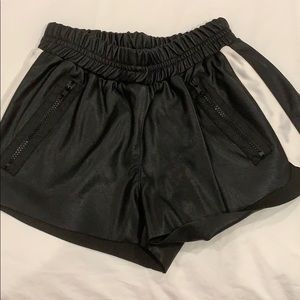 Faux leather shorts w zipper